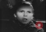 Standbild Weihnachtslied Stille Nacht gesungen in Österreich Oberndorf Österreich, 1950, aus Sekunde 62 historischem Filmmaterial Videoclip 65675058714