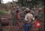 Image le Viet Cong suspects Pleiku Sud Vietnam, 1966, de la seconde 24 séquences d'archives historiques vidéo 65675058782
