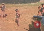 Standbild vietnamesischen Dorfbewohner Plei Mrong Vietnam, 1965, aus Sekunde 7 historischem Filmmaterial Videoclip 65675058791