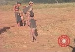 Standbild vietnamesischen Dorfbewohner Plei Mrong Vietnam, 1965, aus Sekunde 11 historischem Filmmaterial Videoclip 65675058791