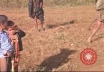Standbild vietnamesischen Dorfbewohner Plei Mrong Vietnam, 1965, aus Sekunde 14 historischem Filmmaterial Videoclip 65675058791