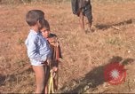 Standbild vietnamesischen Dorfbewohner Plei Mrong Vietnam, 1965, aus Sekunde 15 historischem Filmmaterial Videoclip 65675058791