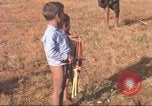 Standbild vietnamesischen Dorfbewohner Plei Mrong Vietnam, 1965, aus Sekunde 16 historischem Filmmaterial Videoclip 65675058791
