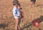 Standbild vietnamesischen Dorfbewohner Plei Mrong Vietnam, 1965, aus Sekunde 17 historischem Filmmaterial Videoclip 65675058791