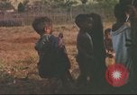 Standbild vietnamesischen Dorfbewohner Plei Mrong Vietnam, 1965, aus Sekunde 20 historischem Filmmaterial Videoclip 65675058791