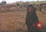 Standbild vietnamesischen Dorfbewohner Plei Mrong Vietnam, 1965, aus Sekunde 24 historischem Filmmaterial Videoclip 65675058791