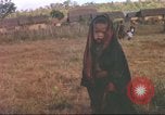Standbild vietnamesischen Dorfbewohner Plei Mrong Vietnam, 1965, aus Sekunde 26 historischem Filmmaterial Videoclip 65675058791