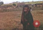 Standbild vietnamesischen Dorfbewohner Plei Mrong Vietnam, 1965, aus Sekunde 27 historischem Filmmaterial Videoclip 65675058791