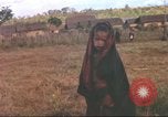 Standbild vietnamesischen Dorfbewohner Plei Mrong Vietnam, 1965, aus Sekunde 28 historischem Filmmaterial Videoclip 65675058791