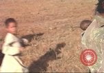 Standbild vietnamesischen Dorfbewohner Plei Mrong Vietnam, 1965, aus Sekunde 31 historischem Filmmaterial Videoclip 65675058791
