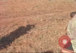 Standbild vietnamesischen Dorfbewohner Plei Mrong Vietnam, 1965, aus Sekunde 32 historischem Filmmaterial Videoclip 65675058791