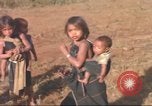 Standbild vietnamesischen Dorfbewohner Plei Mrong Vietnam, 1965, aus Sekunde 34 historischem Filmmaterial Videoclip 65675058791