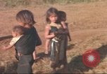 Standbild vietnamesischen Dorfbewohner Plei Mrong Vietnam, 1965, aus Sekunde 35 historischem Filmmaterial Videoclip 65675058791