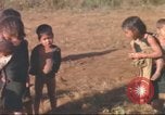 Standbild vietnamesischen Dorfbewohner Plei Mrong Vietnam, 1965, aus Sekunde 36 historischem Filmmaterial Videoclip 65675058791