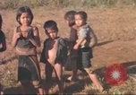 Standbild vietnamesischen Dorfbewohner Plei Mrong Vietnam, 1965, aus Sekunde 37 historischem Filmmaterial Videoclip 65675058791