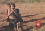Standbild vietnamesischen Dorfbewohner Plei Mrong Vietnam, 1965, aus Sekunde 38 historischem Filmmaterial Videoclip 65675058791