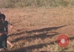 Standbild vietnamesischen Dorfbewohner Plei Mrong Vietnam, 1965, aus Sekunde 39 historischem Filmmaterial Videoclip 65675058791