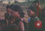 Standbild vietnamesischen Dorfbewohner Plei Mrong Vietnam, 1965, aus Sekunde 40 historischem Filmmaterial Videoclip 65675058791