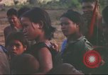 Standbild vietnamesischen Dorfbewohner Plei Mrong Vietnam, 1965, aus Sekunde 43 historischem Filmmaterial Videoclip 65675058791