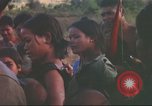 Standbild vietnamesischen Dorfbewohner Plei Mrong Vietnam, 1965, aus Sekunde 46 historischem Filmmaterial Videoclip 65675058791