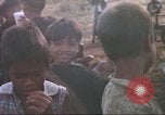 Standbild vietnamesischen Dorfbewohner Plei Mrong Vietnam, 1965, aus Sekunde 56 historischem Filmmaterial Videoclip 65675058791