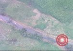Standbild USA UH-1B Hubschrauber Vietnam, 1965, aus Sekunde 13 historischem Filmmaterial Videoclip 65675058793