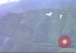 Standbild USA UH-1B Hubschrauber Vietnam, 1965, aus Sekunde 19 historischem Filmmaterial Videoclip 65675058793