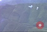 Standbild USA UH-1B Hubschrauber Vietnam, 1965, aus Sekunde 22 historischem Filmmaterial Videoclip 65675058793