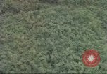 Standbild USA UH-1B Hubschrauber Vietnam, 1965, aus Sekunde 25 historischem Filmmaterial Videoclip 65675058793