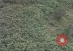 Standbild USA UH-1B Hubschrauber Vietnam, 1965, aus Sekunde 26 historischem Filmmaterial Videoclip 65675058793