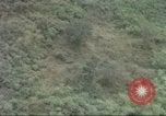 Standbild USA UH-1B Hubschrauber Vietnam, 1965, aus Sekunde 27 historischem Filmmaterial Videoclip 65675058793