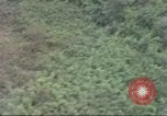 Standbild USA UH-1B Hubschrauber Vietnam, 1965, aus Sekunde 29 historischem Filmmaterial Videoclip 65675058793