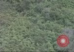 Standbild USA UH-1B Hubschrauber Vietnam, 1965, aus Sekunde 30 historischem Filmmaterial Videoclip 65675058793