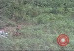Standbild USA UH-1B Hubschrauber Vietnam, 1965, aus Sekunde 35 historischem Filmmaterial Videoclip 65675058793