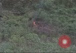 Standbild USA UH-1B Hubschrauber Vietnam, 1965, aus Sekunde 37 historischem Filmmaterial Videoclip 65675058793