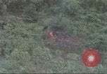 Standbild USA UH-1B Hubschrauber Vietnam, 1965, aus Sekunde 38 historischem Filmmaterial Videoclip 65675058793