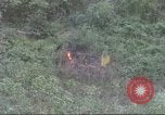 Standbild USA UH-1B Hubschrauber Vietnam, 1965, aus Sekunde 39 historischem Filmmaterial Videoclip 65675058793