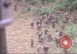 Standbild USA UH-1B Hubschrauber Vietnam, 1965, aus Sekunde 46 historischem Filmmaterial Videoclip 65675058793