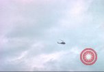 Standbild USA UH-1B Hubschrauber Vietnam, 1965, aus Sekunde 52 historischem Filmmaterial Videoclip 65675058793