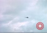 Standbild USA UH-1B Hubschrauber Vietnam, 1965, aus Sekunde 53 historischem Filmmaterial Videoclip 65675058793
