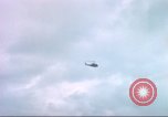 Standbild USA UH-1B Hubschrauber Vietnam, 1965, aus Sekunde 54 historischem Filmmaterial Videoclip 65675058793