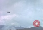 Standbild USA UH-1B Hubschrauber Vietnam, 1965, aus Sekunde 56 historischem Filmmaterial Videoclip 65675058793
