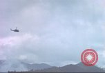 Standbild USA UH-1B Hubschrauber Vietnam, 1965, aus Sekunde 57 historischem Filmmaterial Videoclip 65675058793