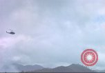 Standbild USA UH-1B Hubschrauber Vietnam, 1965, aus Sekunde 58 historischem Filmmaterial Videoclip 65675058793