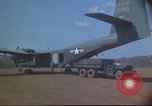 Standbild USA CV-2 Caribou Flugzeug Vietnam, 1966, aus Sekunde 5 historischem Filmmaterial Videoclip 65675058798