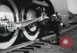 Standbild New York Central Quecksilber Lokomotive entworfen von Henry Dreyfuss Harmon New York USA, 1936, aus Sekunde 5 historischem Filmmaterial Videoclip 65675058804