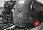 Standbild New York Central Quecksilber Lokomotive entworfen von Henry Dreyfuss Harmon New York USA, 1936, aus Sekunde 33 historischem Filmmaterial Videoclip 65675058804