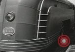Standbild New York Central Quecksilber Lokomotive entworfen von Henry Dreyfuss Harmon New York USA, 1936, aus Sekunde 35 historischem Filmmaterial Videoclip 65675058804