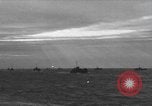 Standbild alliierte Invasion Konvoi unterwegs auf D-Day Normandie Frankreich, 1944, aus Sekunde 1 historischem Filmmaterial Videoclip 65675058845