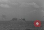 Standbild alliierte Invasion Konvoi unterwegs auf D-Day Normandie Frankreich, 1944, aus Sekunde 43 historischem Filmmaterial Videoclip 65675058845